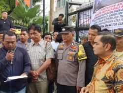 Aksi Demo di DPRD Sumut Tuntut ‘Nina Wati’ Agar Kembalikan Uang Hasil Penipuan Masuk TNI AD RINDAM