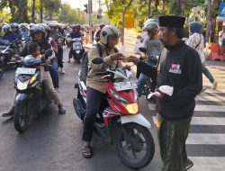 Aliansi Madura Indonesia Kembali Gelar Aksi Berbagi Takjil di Depan Balai Kota Surabaya