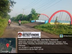 Personel Brimob Evakuasi dan Bersihkan Material Longsor di Padangsidempuan
