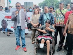 Gunakan Kursi Roda, Korban Dugaan Malpraktek RS Mitra Sejati minta Kapoldasu Tindaklanjutin Laporannya