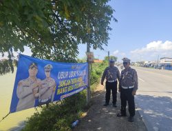 Tingkatkan Keselamatan Berkendara, Satlantas Polres Gresik Pasang Banner Bahaya Menyalip Sebelah Kiri