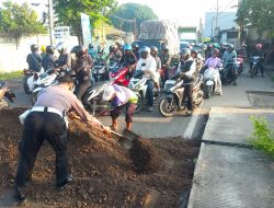 Polsek Driyorejo Sigap Tambal Jalan Berlubang Penghubung Gresik-Sidoarjo, Cegah Laka Lantas