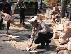 Aksi Tanggap Satlantas Polres Gresik Atasi Jalan Licin Akibat Tumpahan Minyak