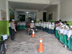 Polres Pelabuhan Tanjung Perak Gelar Coaching Clinic “Pondok Pesantren Road Safety” di Ponpes Miftahul Ulum