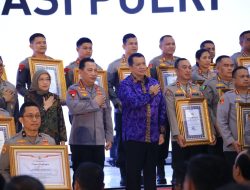 Kapolri Berikan Penghargaan Pembangunan Zona Integritas WBK Kepada Divisi Humas Polri