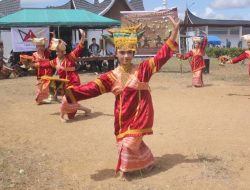 Sanggar Lereng Marapi Meriahkan Panggung Ikonik Istano Pagaruyuang Kolaborasi Purnama Academy dan DISPARPORA Tanah Datar Hadirkan Pertunjukan Seni Tradisi Berkelanjutan