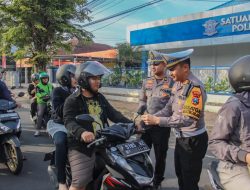 Bukan Razia Biasa, Polres Jember Jadikan Operasi Patuh Semeru Aksi Senyum dan Cokelat untuk Keselamatan