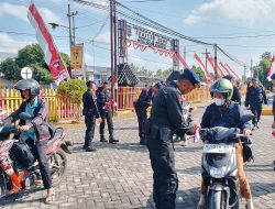 Sambut Hari Kemerdekaan RI ke – 80 Brimob Polda Jatim Berbagi 2000 Bendera Merah Putih di Pamekasan