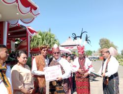 Gubernur NTT Serahkan Hadiah Juara III Lomba Gerak Jalan Indah kepada SMAN Harekakae
