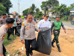 Kapolresta Barelang Pimpin Gotong Royong Bersihkan Jalan Tengku Sulung