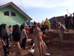 Pemuda Desa Pasirnangka Kembali Gotong Royong di Halaman Sekalah SDN 1