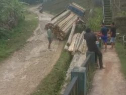 Jalan Desa Pasirnangka Rusak Bertahun-Tahun, Truk Pengangkut Kayu Terperosok