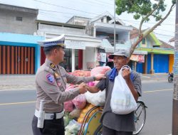 Polres Malang Berbagi Ratusan Paket Sembako Sambut Hari Lalu Lintas Bhayangkara ke-70