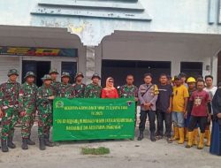 Yonif 713/Satya Tama Bersama Masyarakat Gencarkan Karya Bakti Bersihkan Lingkungan di Sepanjang Jalan Padang Tapa
