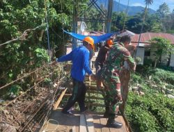 Babinsa Koramil 1304-06/Suwawa Bantu Perbaiki Jembatan Gantung Penghubung Desa Tulabolo ke Kecamatan Pinogu.