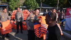 Kapolda Jatim Kunjungi Kelompok Nelayan dan Sadar Wisata di Pantai Pasir Putih Situbondo, Beri Bantuan Alat Keselamatan dan Sembako