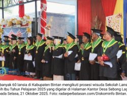 Wisuda 60 Lansia di Bintan, Bukti Semangat Tak Pernah Pensiun