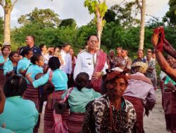 Warga Terhibur: Bupati SBS Menari Likurai Bersama Masyarakat Laenmanen  Laporan : Boni Atolan – Wartawan Radar Perbatasan