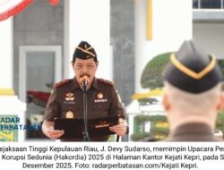 Upacara, Amanat, dan Aksi Bagi-Bagi Kaos: Cara Kejati Kepri Merayakan Hari Antikorupsi 2025