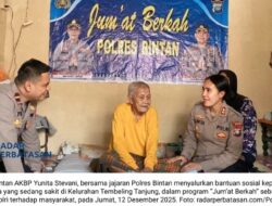 Jumat Berkah, Polres Bintan Turun ke Lapangan Bantu Lansia Sakit di Tembeling Tanjung