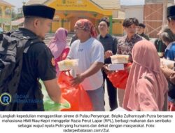 Bukan Razia, Polisi dan Mahasiswa Berbagi Nasi di Pulau Penyengat