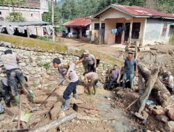 Gotong Royong Pascabanjir, Polri Pulihkan Drainase Tersumbat dan Gorong-gorong di Rusip Antara