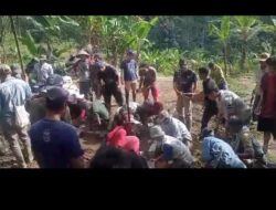 Gotong Royong Warga Kampung Karang Combong Bangun Jalan Poros Desa Secara Swadaya