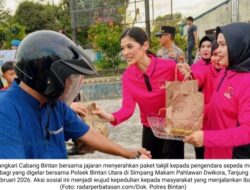 Sejuknya Sore di Tanjung Uban: Kala Seragam Polisi dan Senyum Bhayangkari Menyapa Pengendara