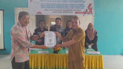 Foto Penyerahan Laporan Realisasi Kepada Pemerintah Daerah Kabupaten Gorontalo melalui Pemerintah Kecamatan Pulubala 
