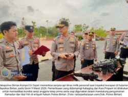 Pastikan Senjata “On Fire” Jelang Lebaran, Wakapolres Bintan Pelototi Senpi Anggota: Jangan Ada Macet!