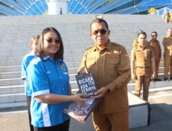 Gubernur NTT Serahkan Ribuan Buku kepada Bunda Literasi NTT pada Apel Bersama ASN Bentuk Dukungan Penguatan Budaya Membaca