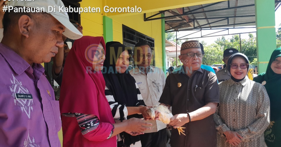 Foto Bupati Gorontalo saat menyerahkan bantuan ternak ayam kepada warga