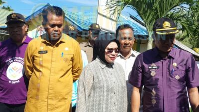 Foto Bupati Gorontalo saat melihat langsung penyuntikan hewan ternak sapi milik warga