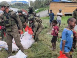 Bantuan Presiden RI Disalurkan kepada Pengungsi Agisiga, Satgas Ops Damai Cartenz Gelar Trauma Healing di Intan Jaya