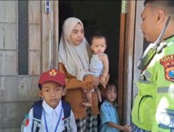 Satlantas Polres Gresik Bantu Siswa SD Kebingungan Saat Pulang Sekolah, Langsung Diantar ke Rumah Orang Tua Lega