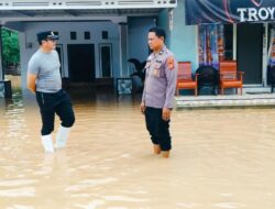 Warga Minta Pertolongan Lewat Layanan 110, Polres Pohuwato Sigap Datangi Lokasi Banjir
