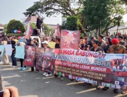 Ratusan Massa Kepung DPRD Lebak, Desak Usut Tuntas Kasus Dugaan Penculikan Aktivis Uun
