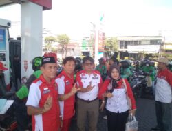 Aksi Sosial LSM LIRA DPD SIDOARJO Bagikan BBM Gratis untuk Ratusan Ojol Di SPBU Jenggolo.