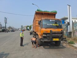 Unit Lantas Polsek Kragilan Polres Serang Tertibkan Truk Parkir Di Bahu Jalan