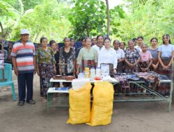 Kunjungi Desa Kopong, Istri Bupati Sikka Serahkan Bantuan Benang kepada Kelompok Tenun Ikat