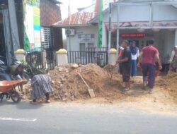 Gotong Royong Warga dan Staf Desa Isimu Raya Renovasi Aula Kantor Desa: Semangat Swadaya di Tengah Keterbatasan Anggaran