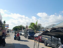Kekacauan di Pintu Masuk Pasar Pulubala: Jalan Trans Sulawesi Tersendat Setiap Hari Pasar, Diduga Oknum Pengelola dan ASN Tutup Mata