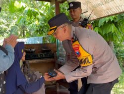 Kapolsek Taman Bagikan Sembako kepada Warga, Ajak Anggota Peduli Sosial