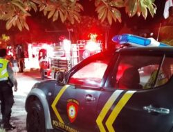 Diduga Dari Dupa, Kebakaran Hanguskan Bale Dangin di Penatih; Polsek Dentim dan Damkar Berhasil Padamkan Api