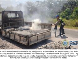 Mobil Angkut Sofa Terbakar, Polisi Sigap Padamkan Api