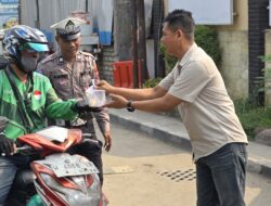 Jumat Berkah Polsek Waru Bagikan 100 Paket Makanan dan Minum untuk Masyarakat
