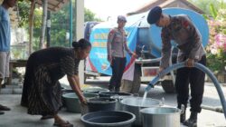 Brimob Polda Jatim Salurkan 40 Ribu Liter Air Bersih untuk Warga Gresik dan Sidoarjo