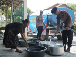 Brimob Polda Jatim Salurkan 40 Ribu Liter Air Bersih untuk Warga Gresik dan Sidoarjo