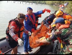 Satpolairud Polres Gresik Bersama Tim Gabungan Evakuasi Korban Tenggelam di Kalimireng