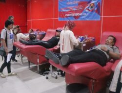 Polresta Sidoarjo Bersama Wartawan dan Netizen Donorkan Darah Peringati 75 Tahun Humas Polri